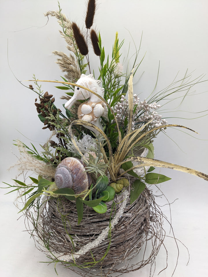 Sommergesteck Schnecke Seepferdchen Beeren creme