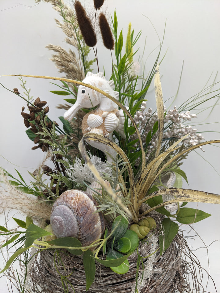 Sommergesteck Schnecke Seepferdchen Beeren creme