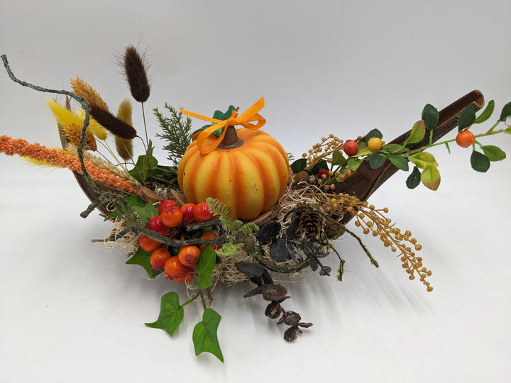 Herbstgesteck Kürbis Zapfen Beeren orange