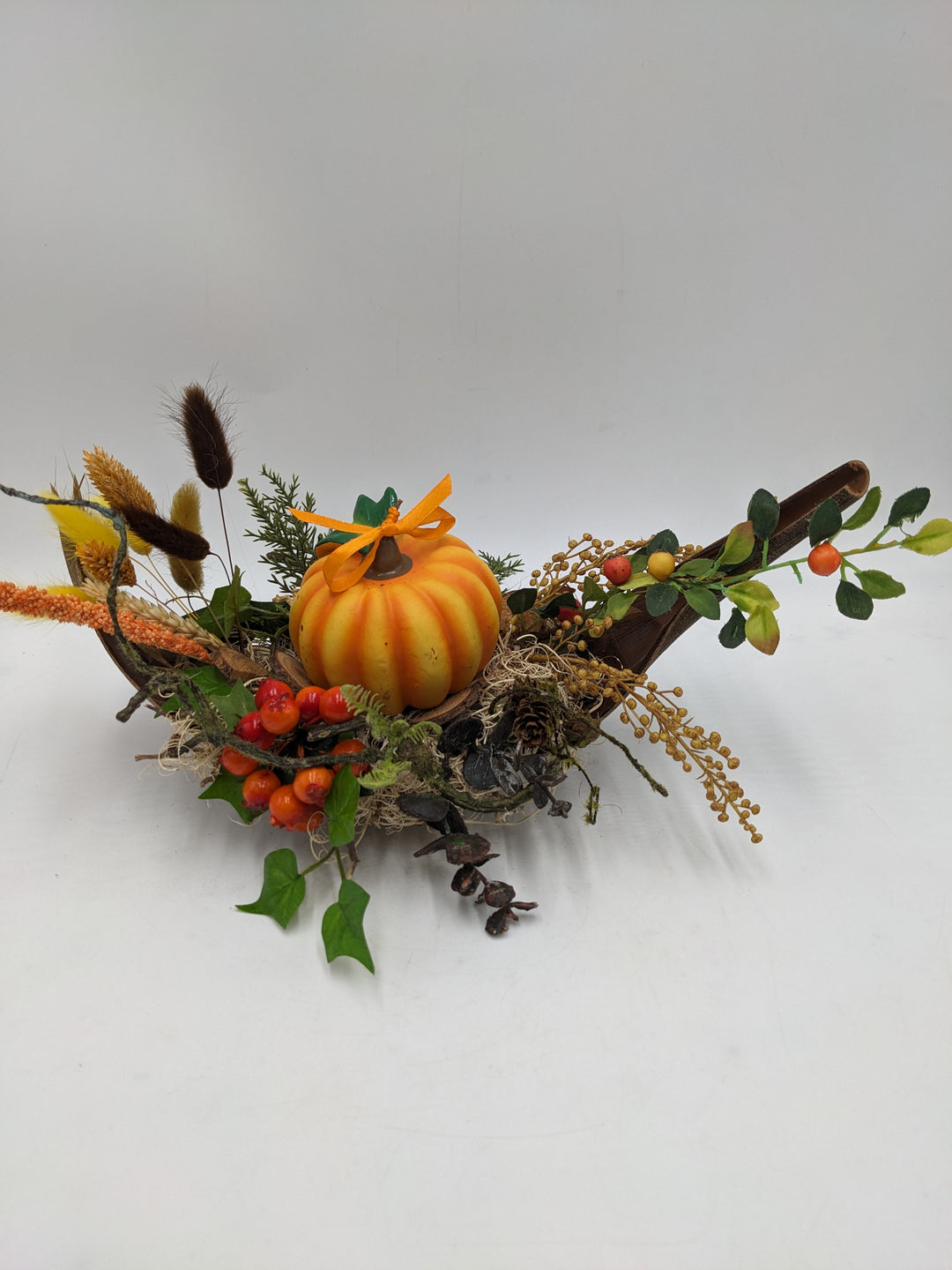 Herbstgesteck Kürbis Zapfen Beeren orange