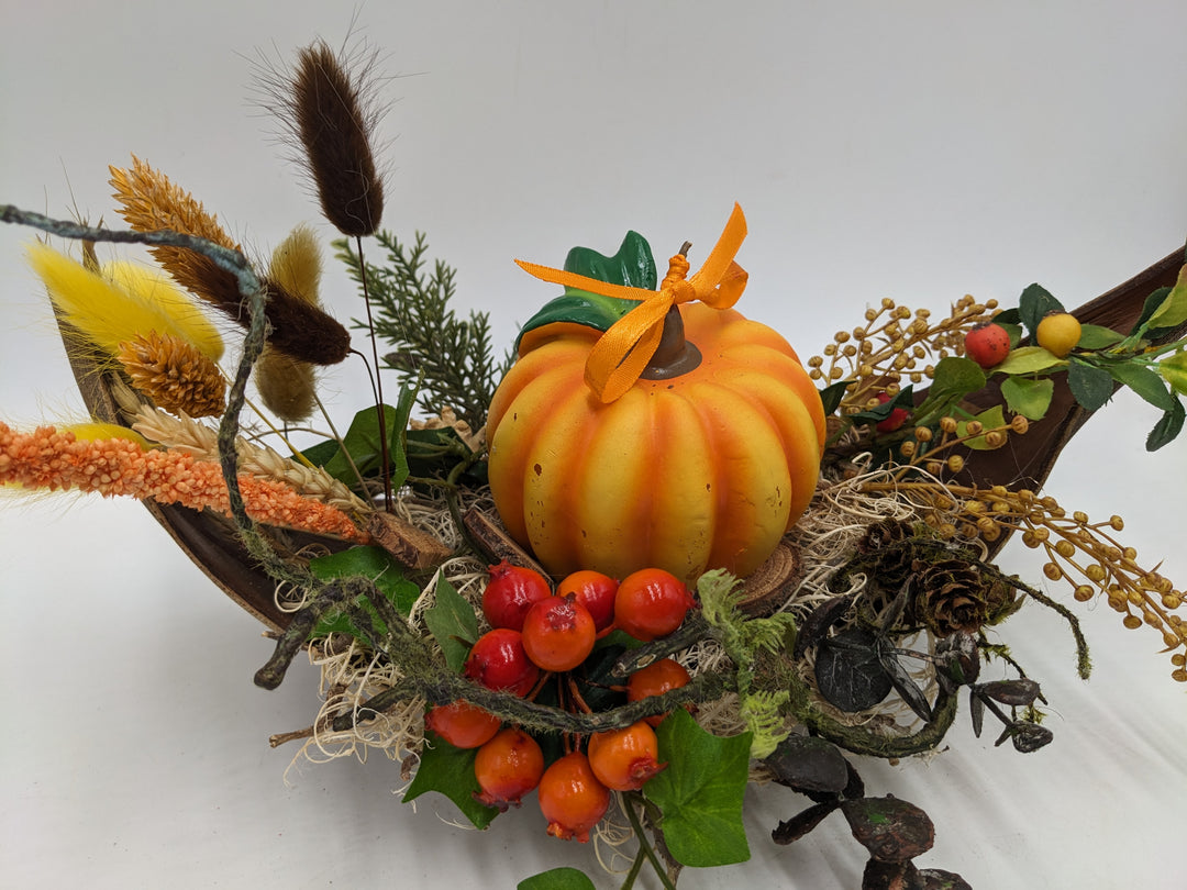 Herbstgesteck Kürbis Zapfen Beeren orange