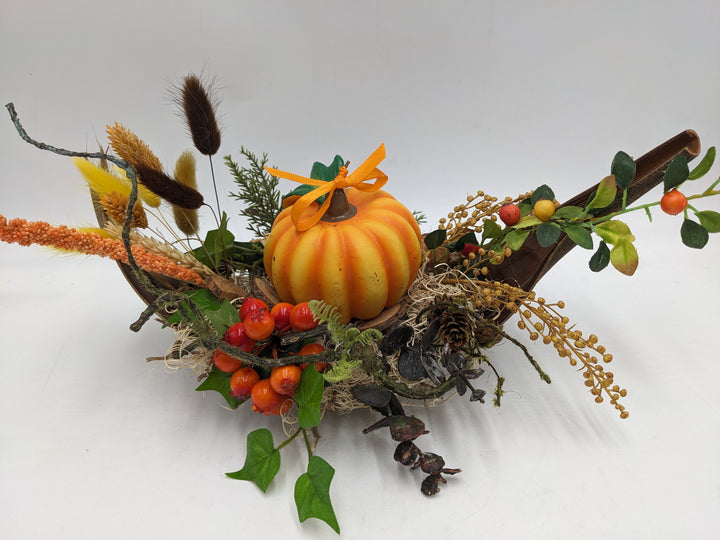 Herbstgesteck Kürbis Zapfen Beeren orange