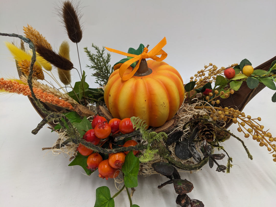 Herbstgesteck Kürbis Zapfen Beeren orange