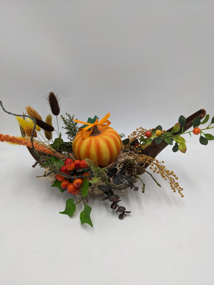 Herbstgesteck Kürbis Zapfen Beeren orange