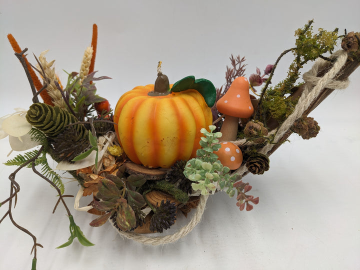 Herbstgesteck Kürbis Pilz Zapfen orange