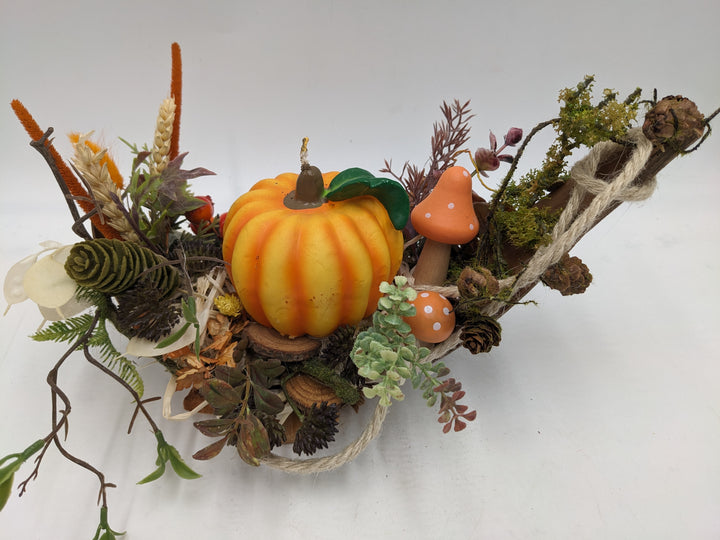 Herbstgesteck Kürbis Pilz Zapfen orange