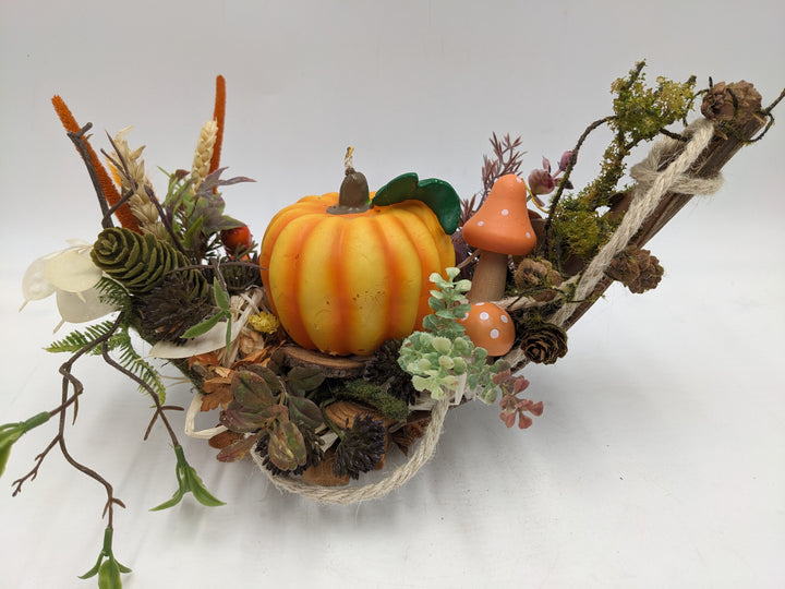 Herbstgesteck Kürbis Pilz Zapfen orange