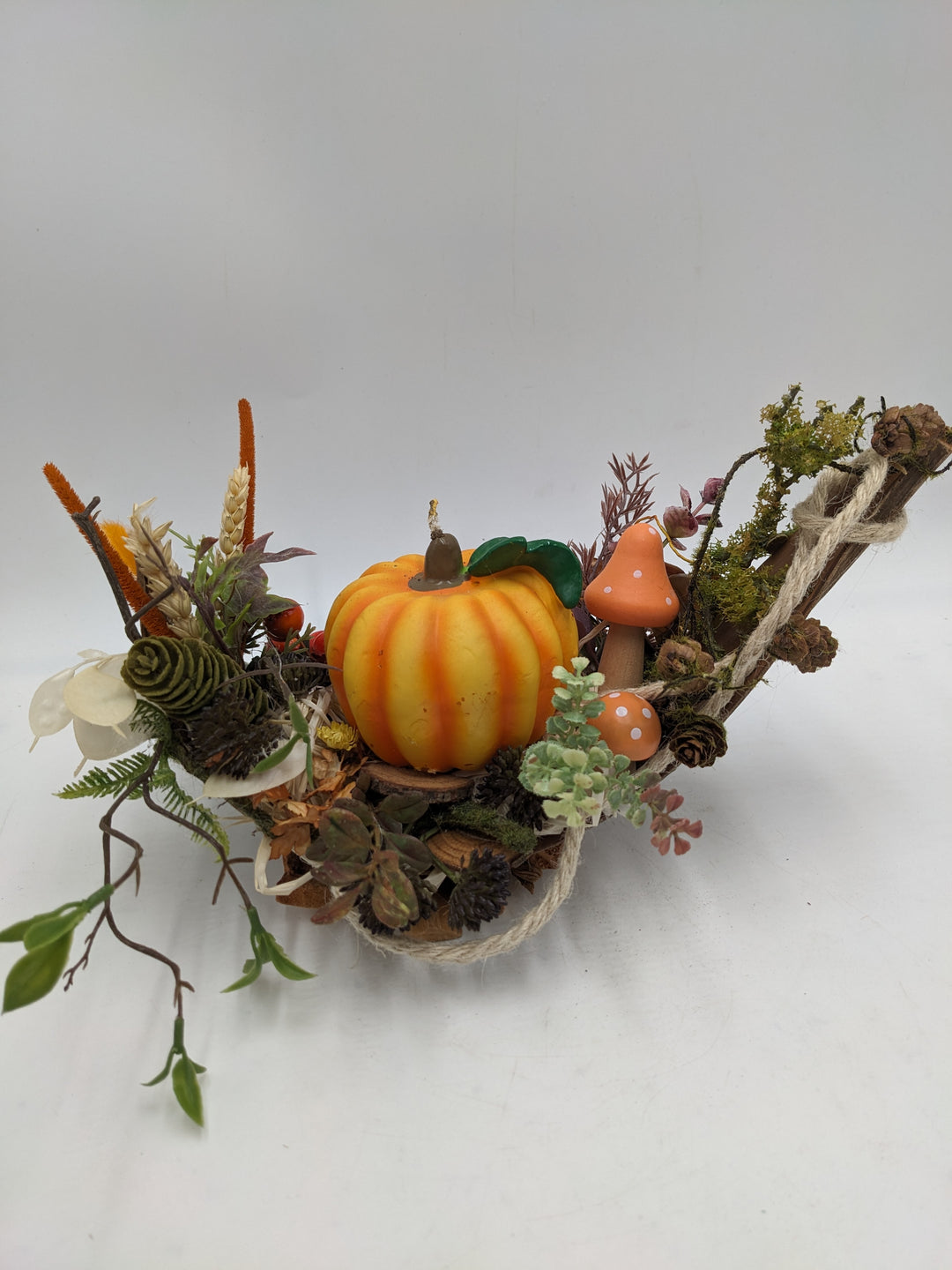 Herbstgesteck Kürbis Pilz Zapfen orange