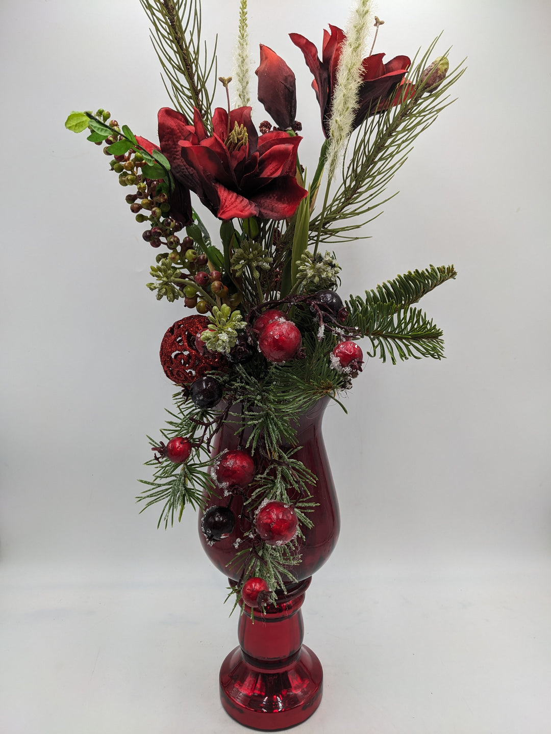 Weihnachtsgesteck Kugel Amaryllis Beeren rot