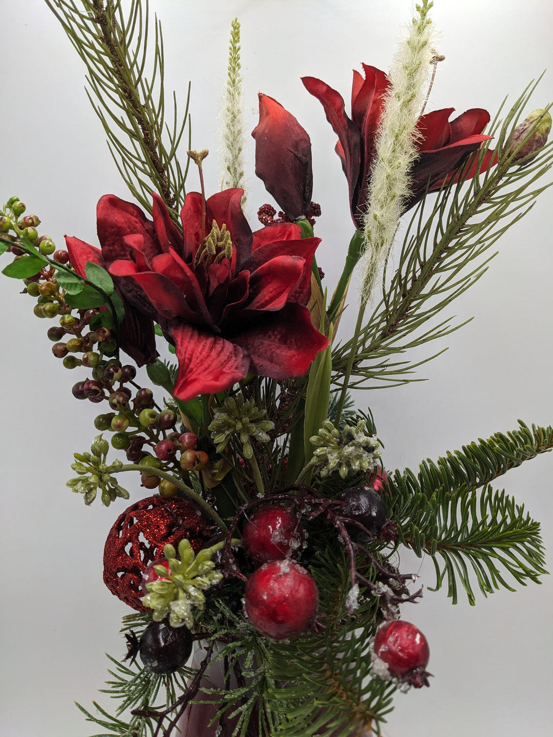 Weihnachtsgesteck Kugel Amaryllis Beeren rot