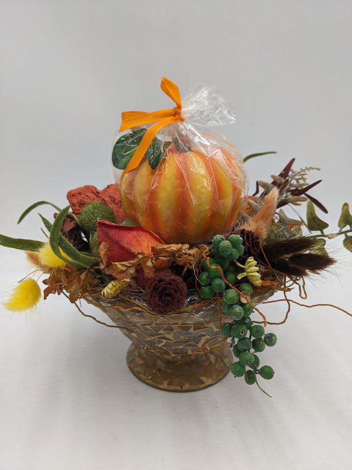 Herbstgesteck Kürbis Zapfen Beeren orange