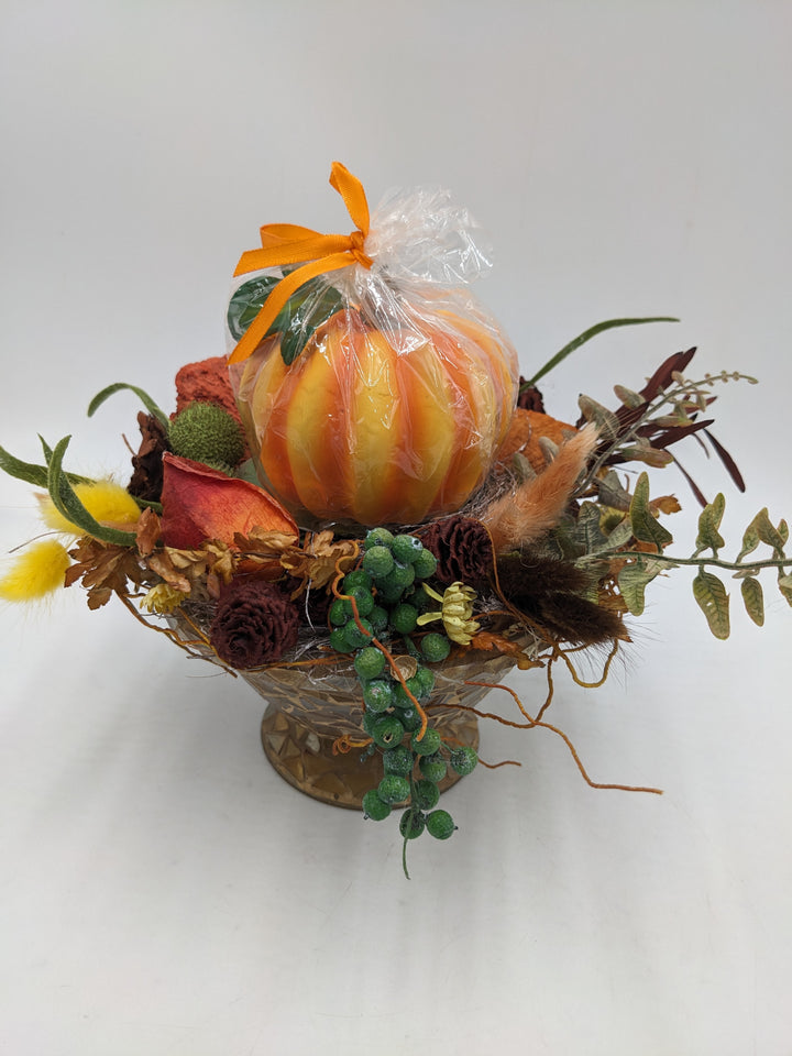 Herbstgesteck Kürbis Zapfen Beeren orange
