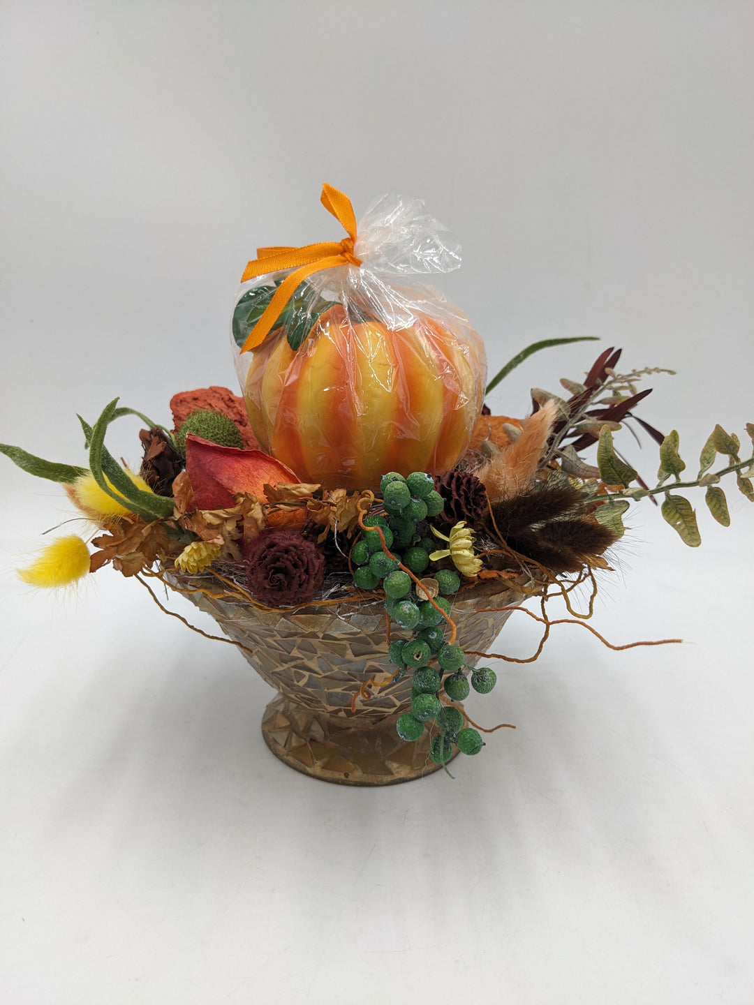 Herbstgesteck Kürbis Zapfen Beeren orange
