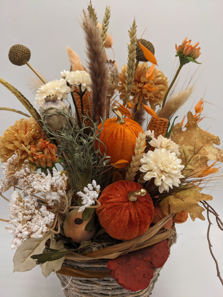 Herbstgesteck Kürbis Chrysantheme Craspedia orange