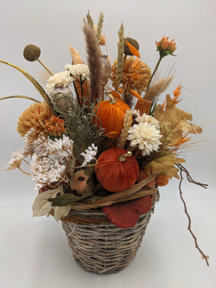 Herbstgesteck Kürbis Chrysantheme Craspedia orange