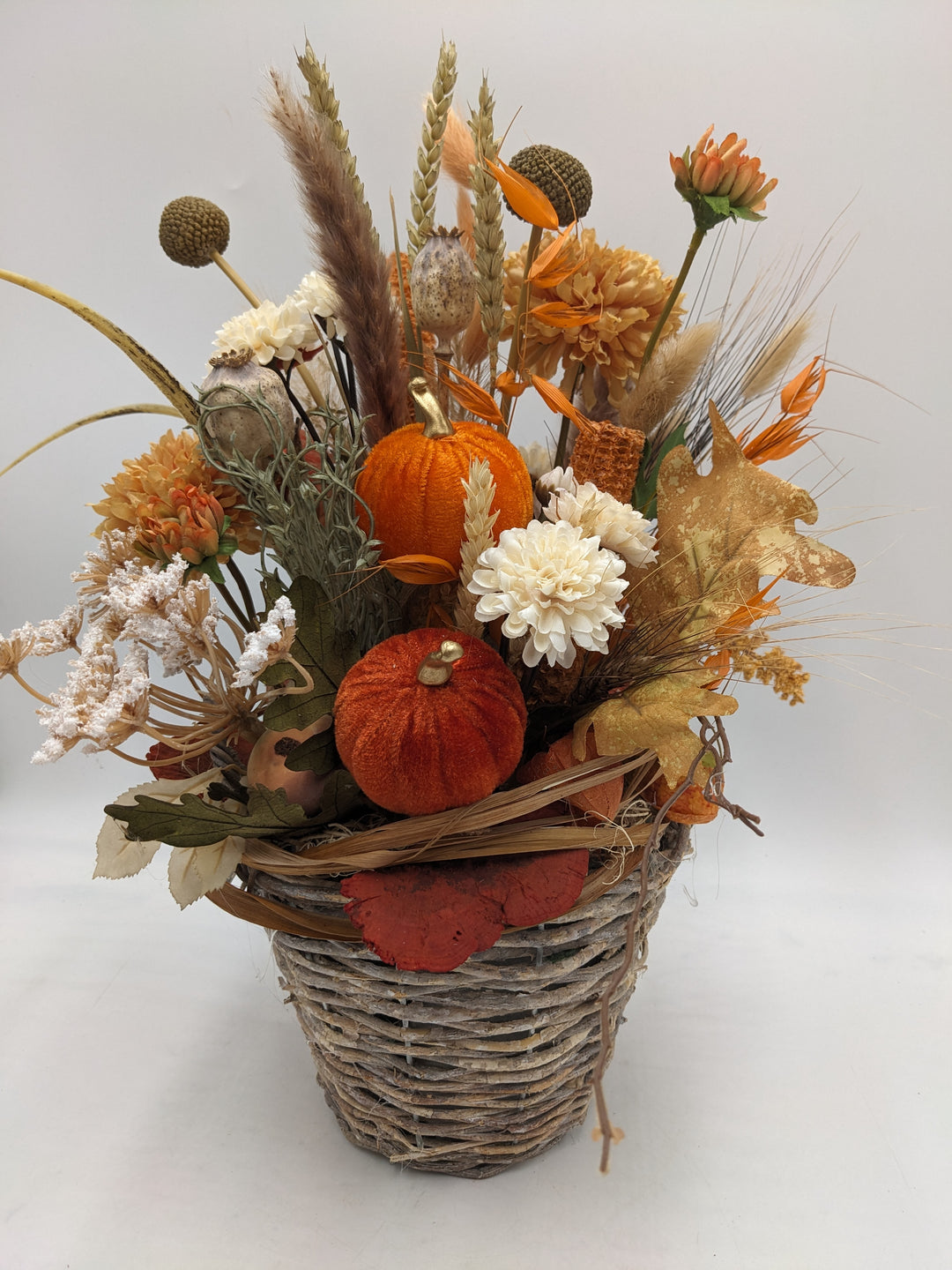 Herbstgesteck Kürbis Chrysantheme Craspedia orange