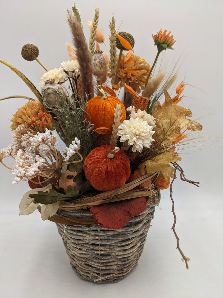 Herbstgesteck Kürbis Chrysantheme Craspedia orange
