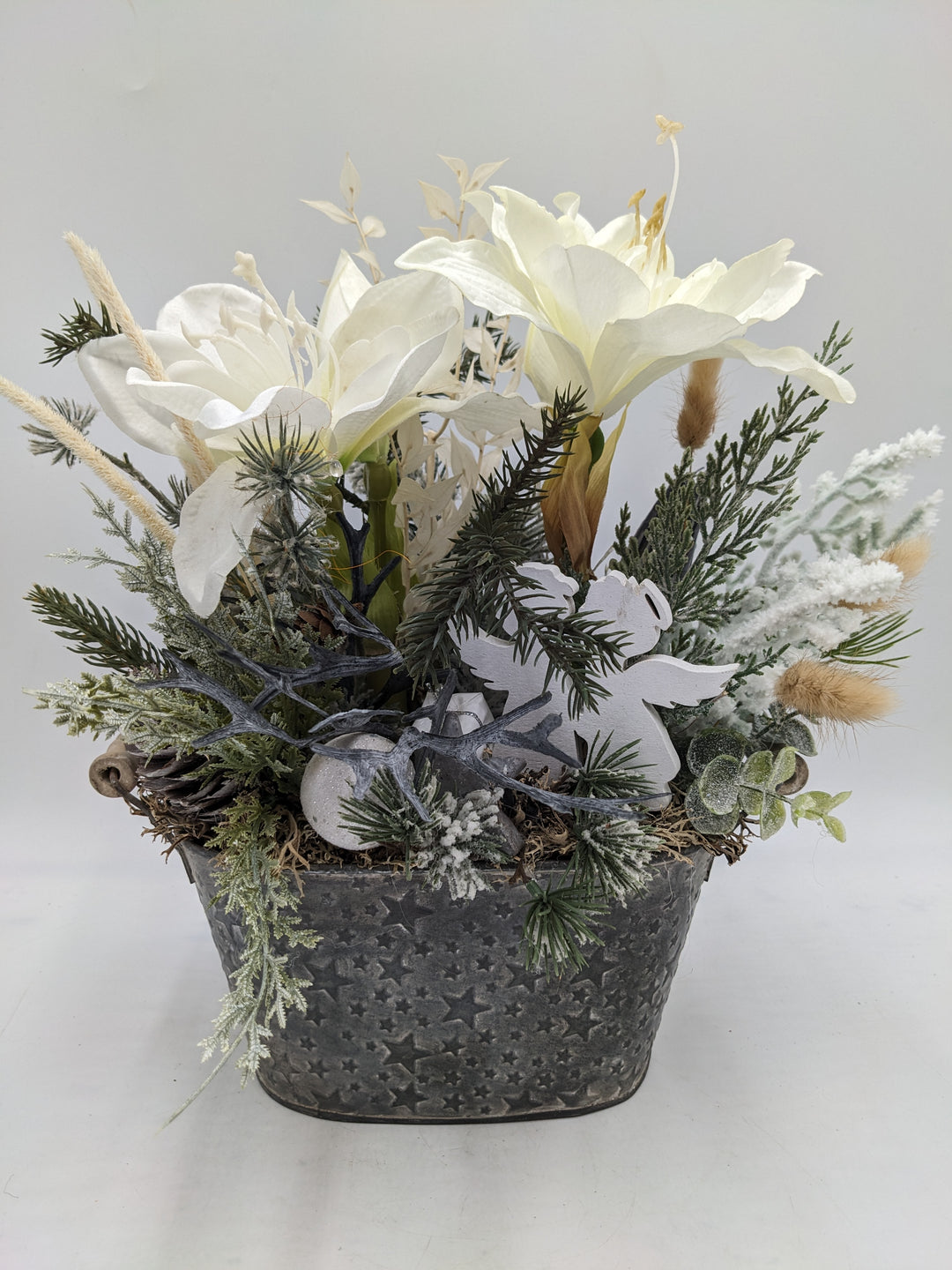Weihnachtsgesteck Kugel Engel Amaryllis weiß