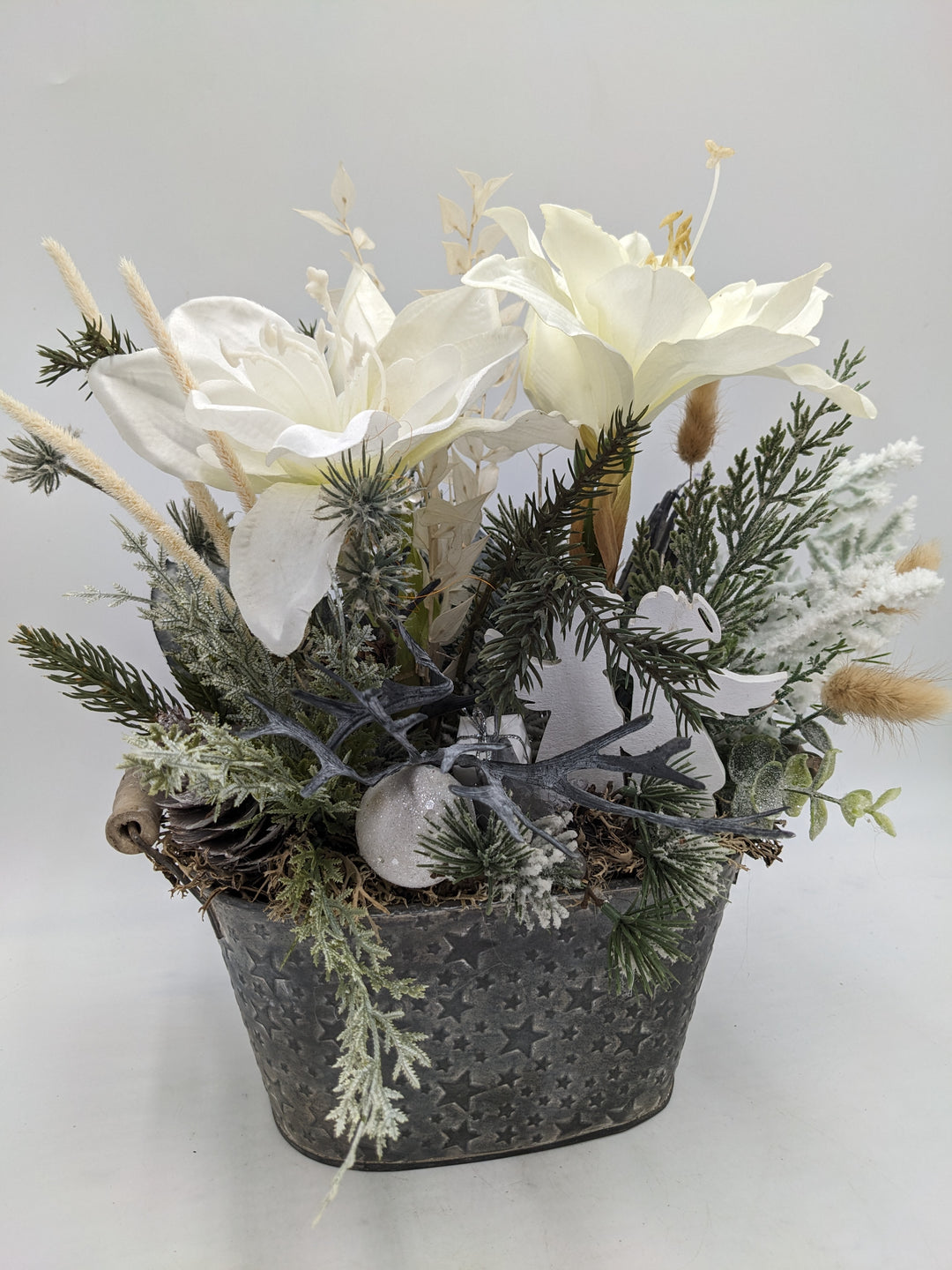 Weihnachtsgesteck Kugel Engel Amaryllis weiß