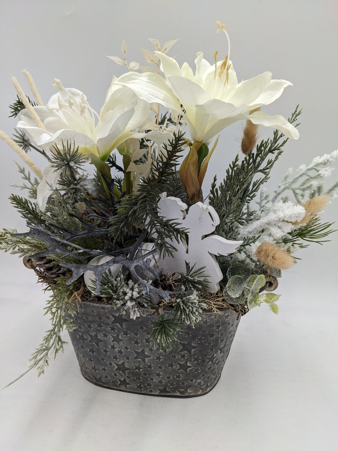Weihnachtsgesteck Kugel Engel Amaryllis weiß