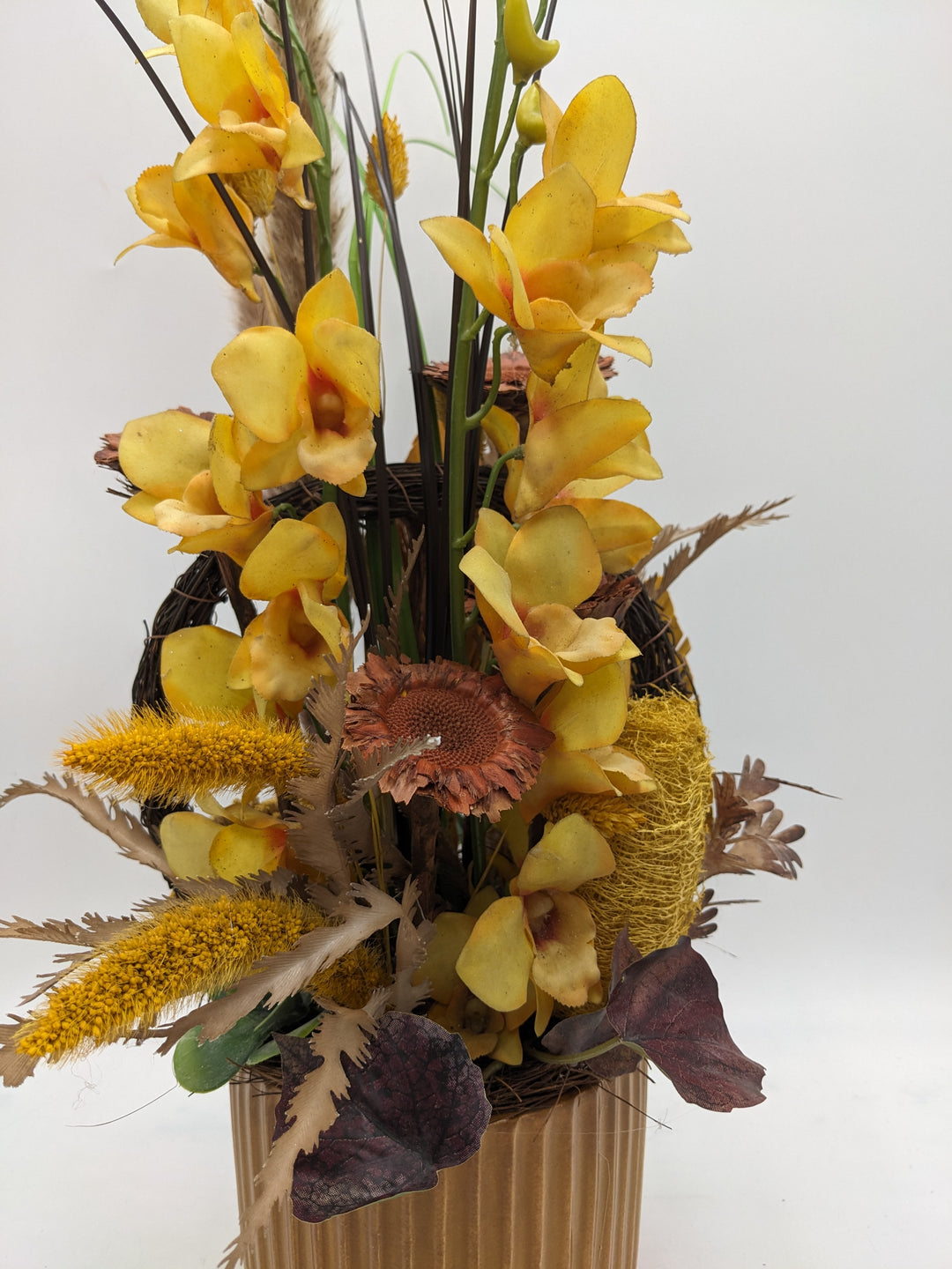 Sommergesteck Orchidee Geäst Gräser gelb