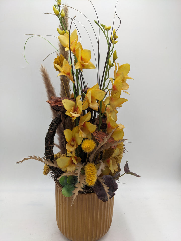 Sommergesteck Orchidee Geäst Gräser gelb