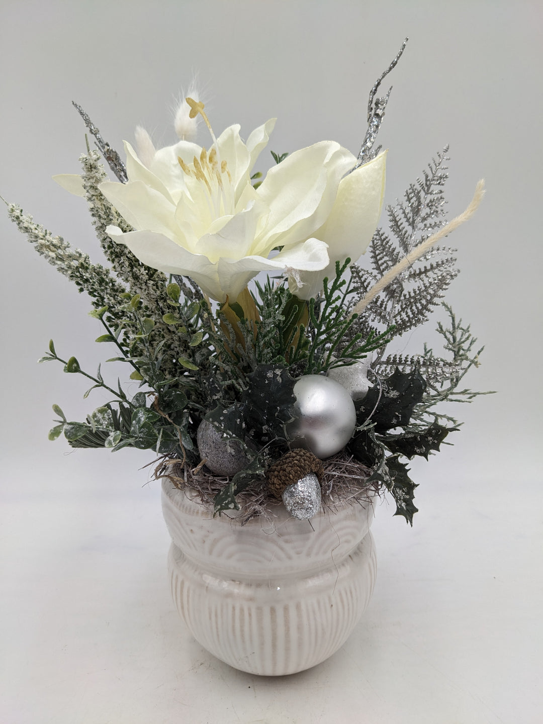 Weihnachtsgesteck  Kugel Eichel Amaryllis weiß