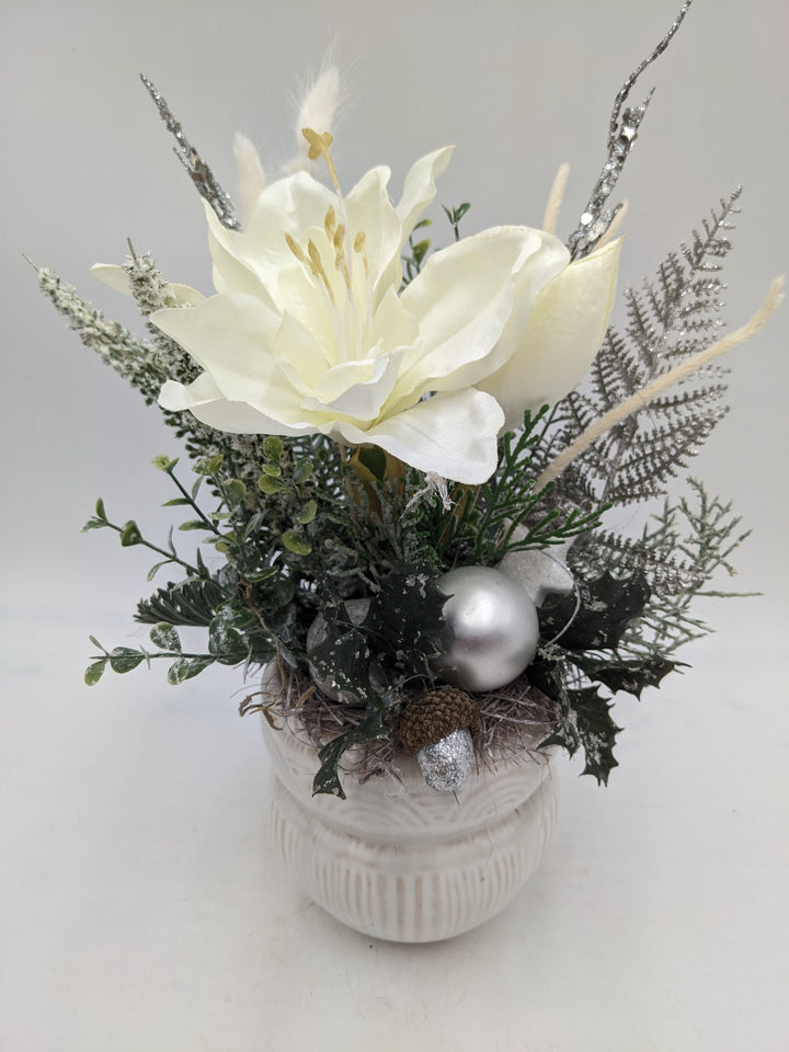 Weihnachtsgesteck  Kugel Eichel Amaryllis weiß