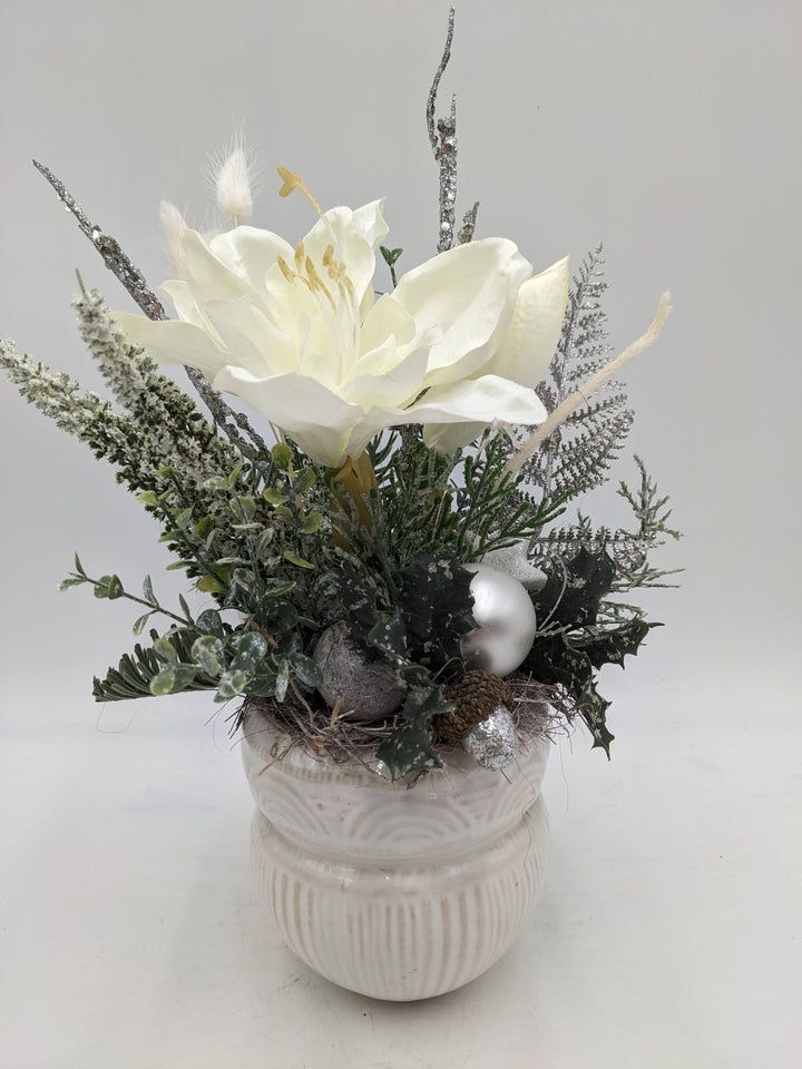 Weihnachtsgesteck  Kugel Eichel Amaryllis weiß