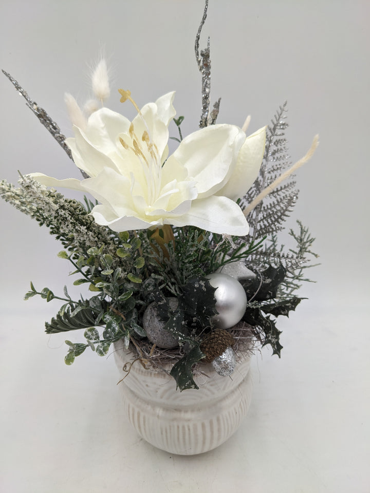 Weihnachtsgesteck  Kugel Eichel Amaryllis weiß