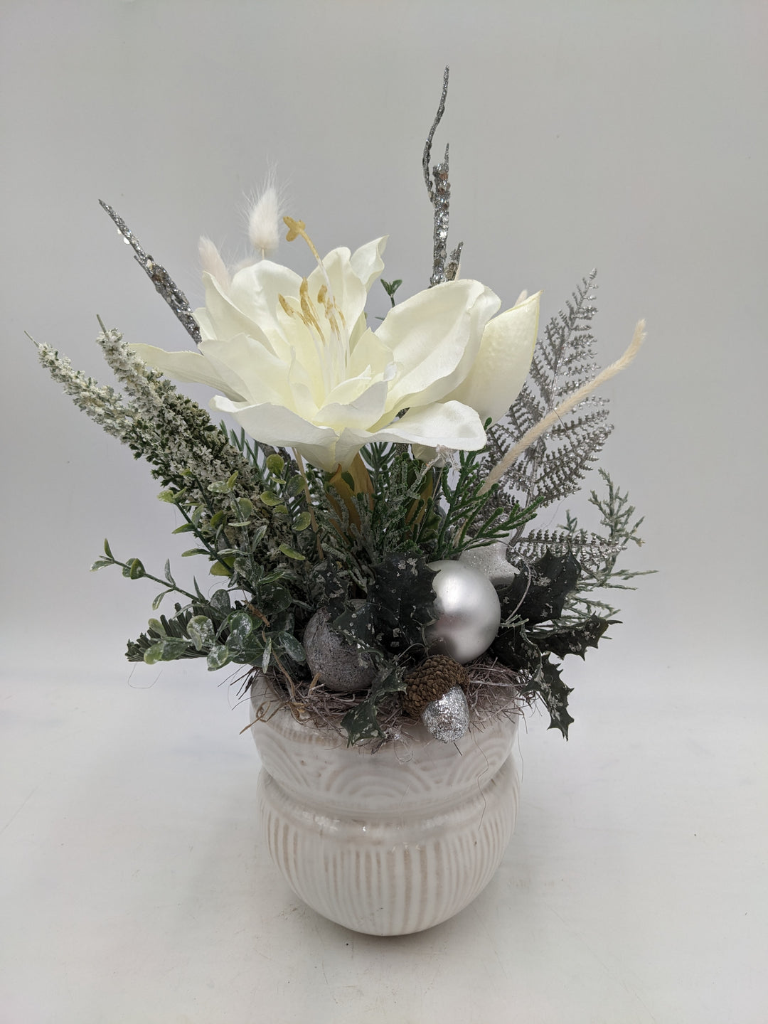 Weihnachtsgesteck  Kugel Eichel Amaryllis weiß
