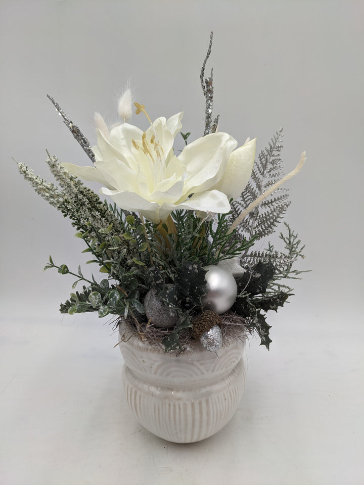 Weihnachtsgesteck  Kugel Eichel Amaryllis weiß