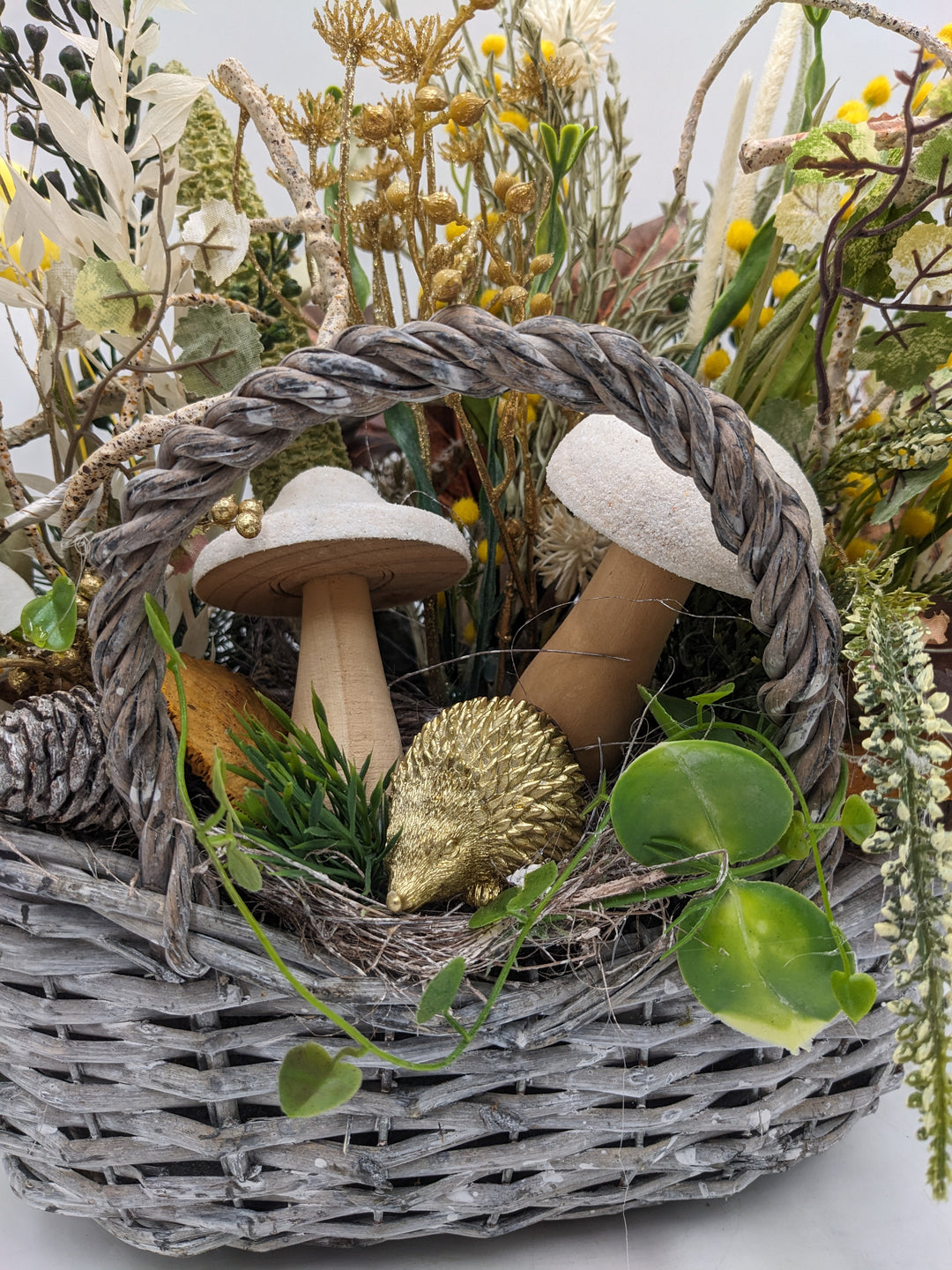 Herbstgesteck Pilz Igel Zapfen gelb