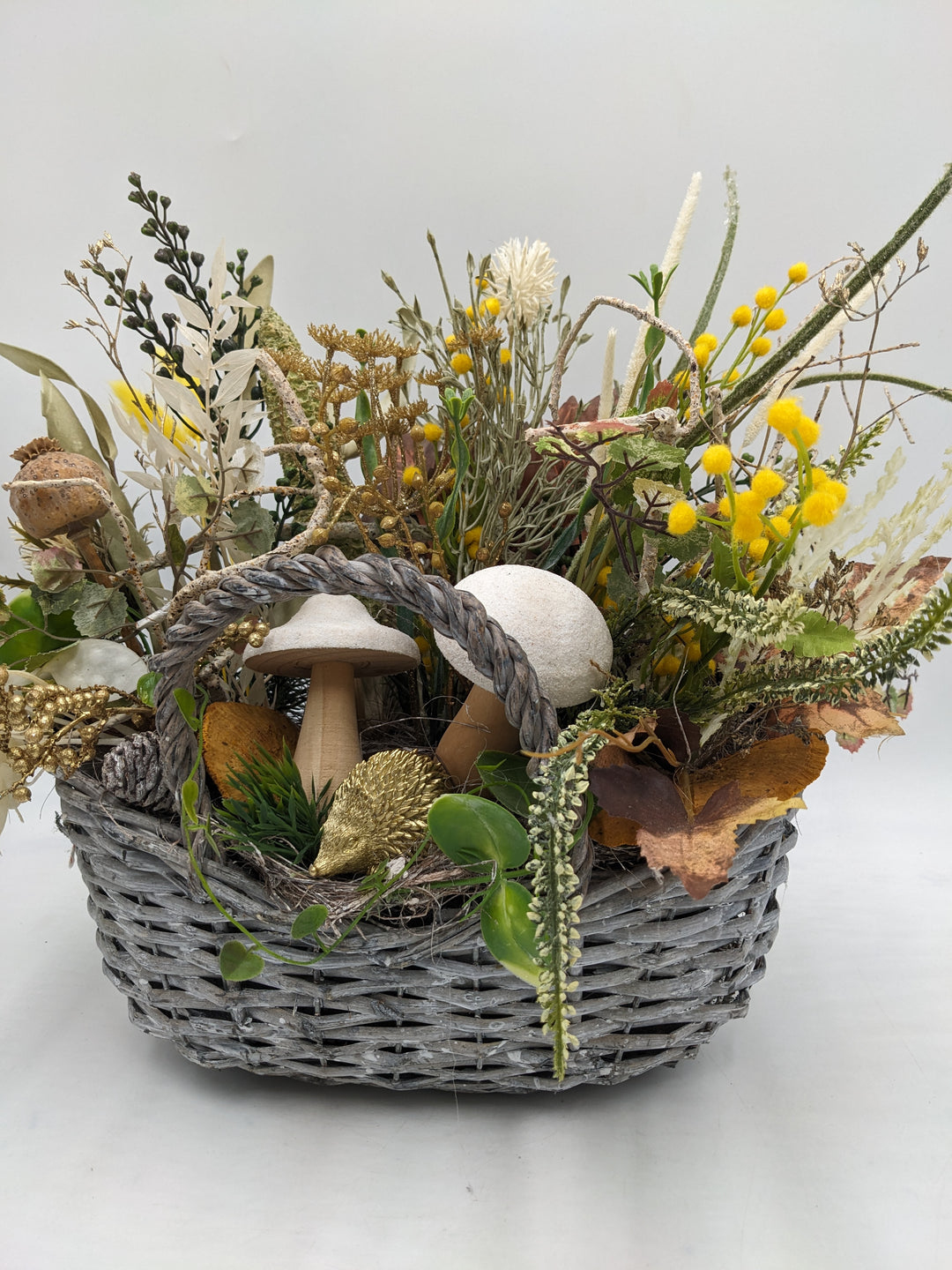 Herbstgesteck Pilz Igel Zapfen gelb