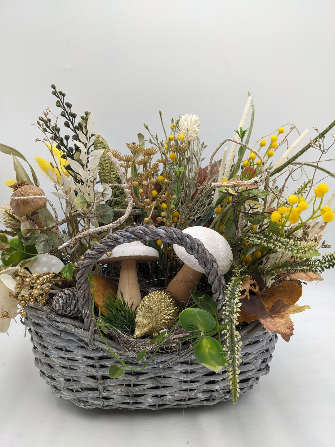 Herbstgesteck Pilz Igel Zapfen gelb