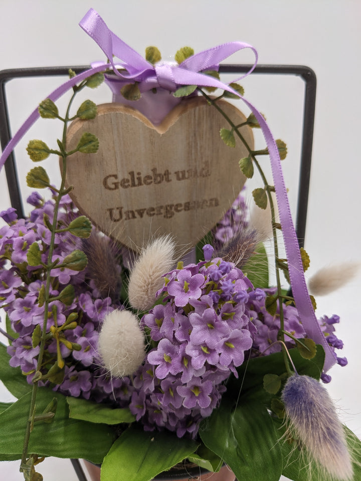Trauergesteck geliebt und unvergessen Flieder lila