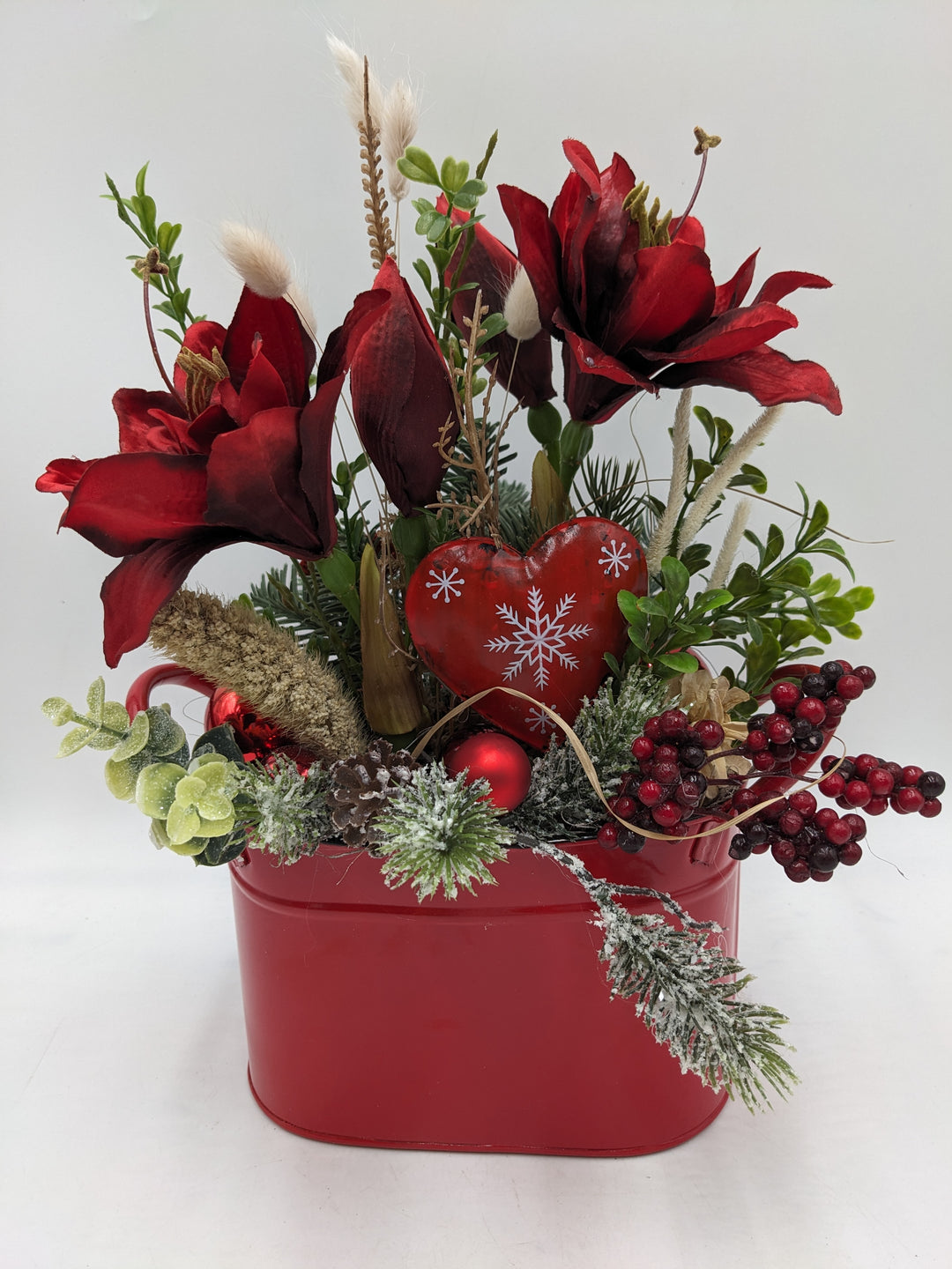 Weihnachtsgesteck Kugel Herz Amaryllis rot