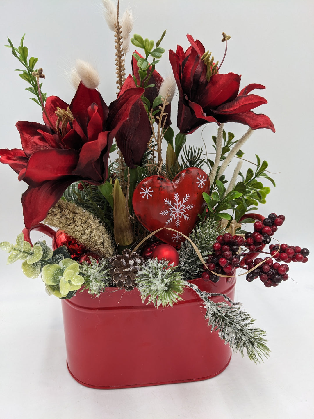 Weihnachtsgesteck Kugel Herz Amaryllis rot