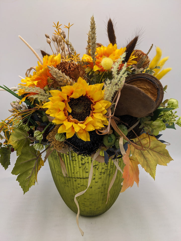 Sommergesteck Sonnenblume Banksia Beeren gelb