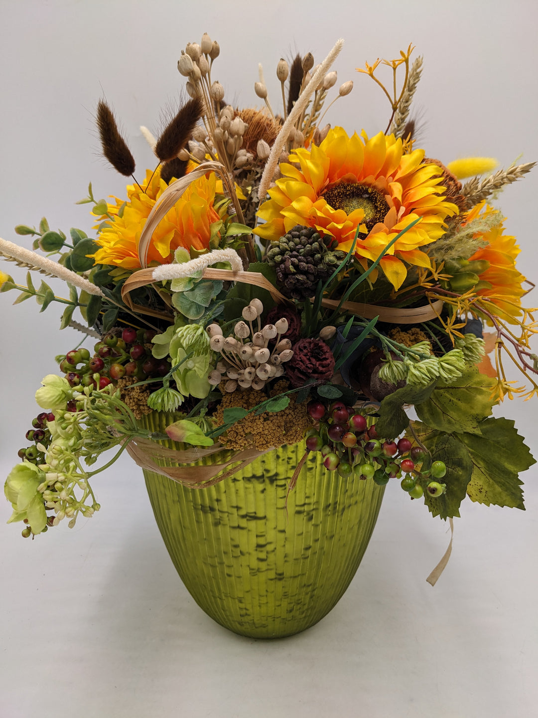 Sommergesteck Sonnenblume Banksia Beeren gelb