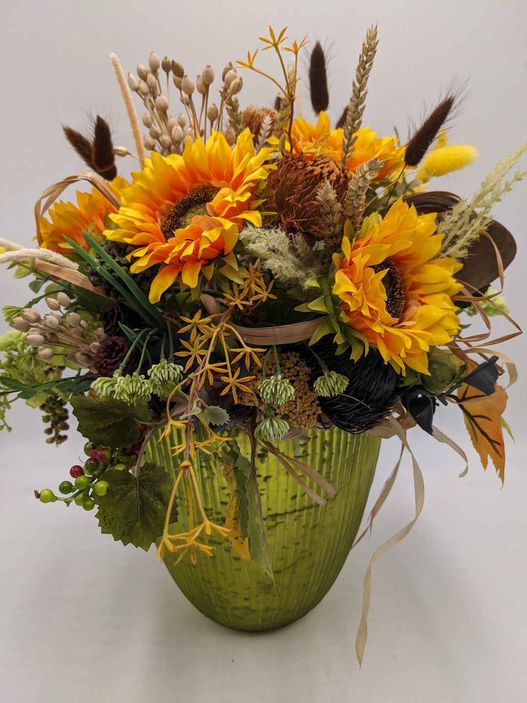 Sommergesteck Sonnenblume Banksia Beeren gelb