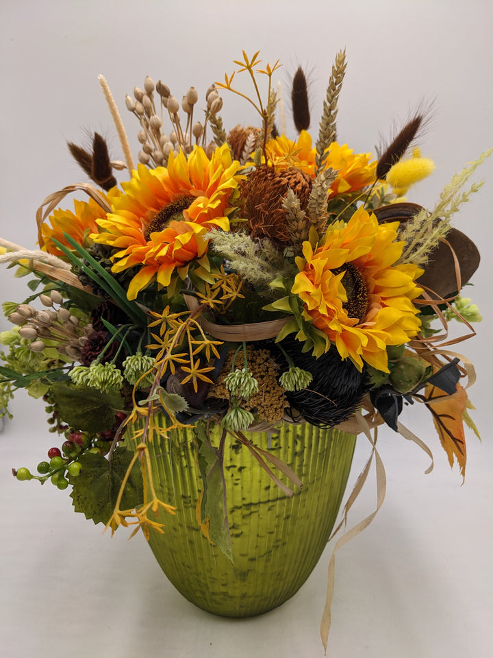 Sommergesteck Sonnenblume Banksia Beeren gelb