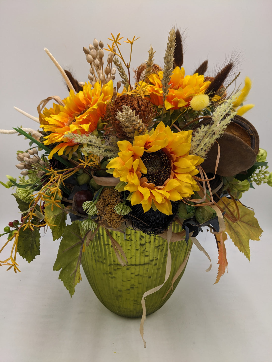 Sommergesteck Sonnenblume Banksia Beeren gelb
