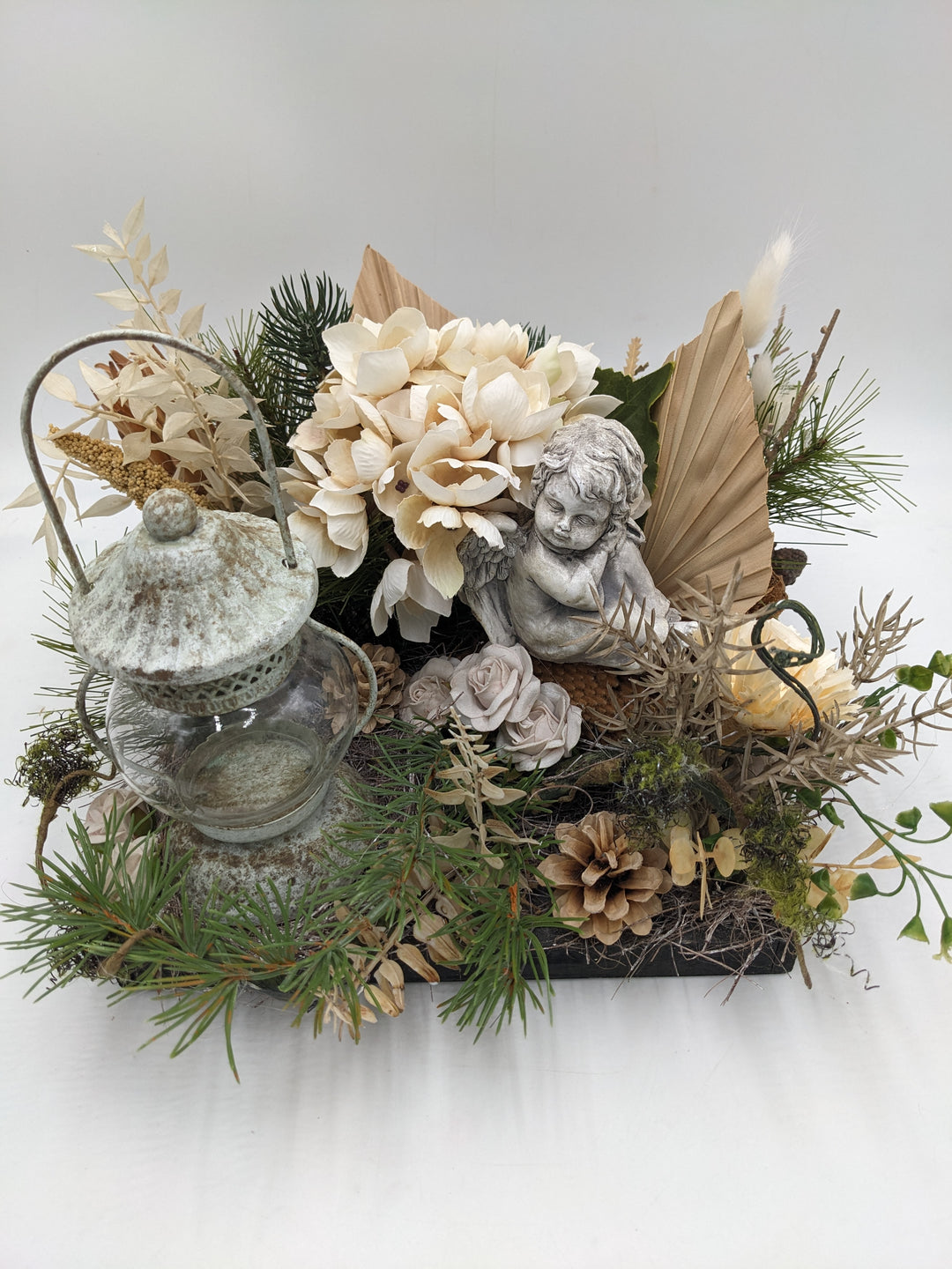 Trauergesteck Windlicht Engel Hortensie creme