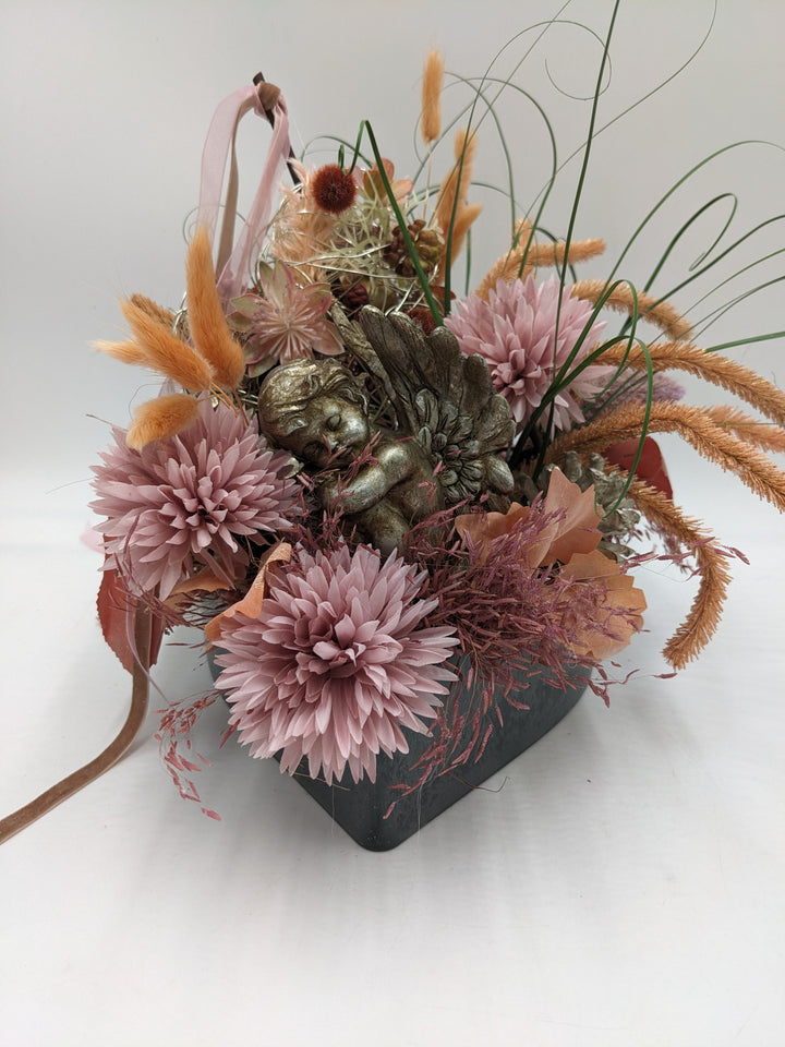Trauergesteck Chrysantheme Engel Gräser rosa