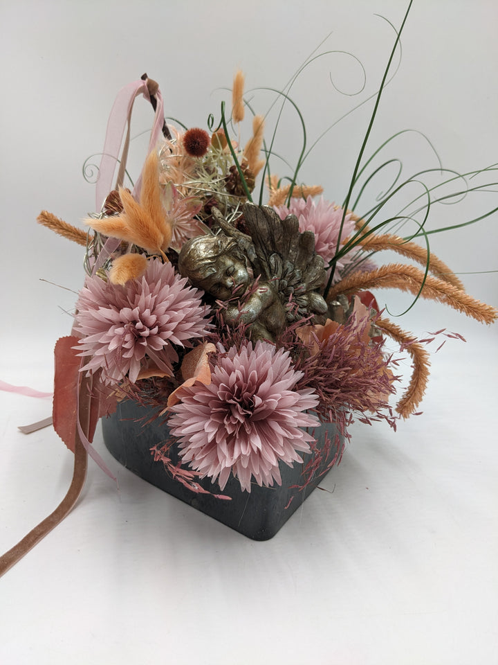 Trauergesteck Chrysantheme Engel Gräser rosa