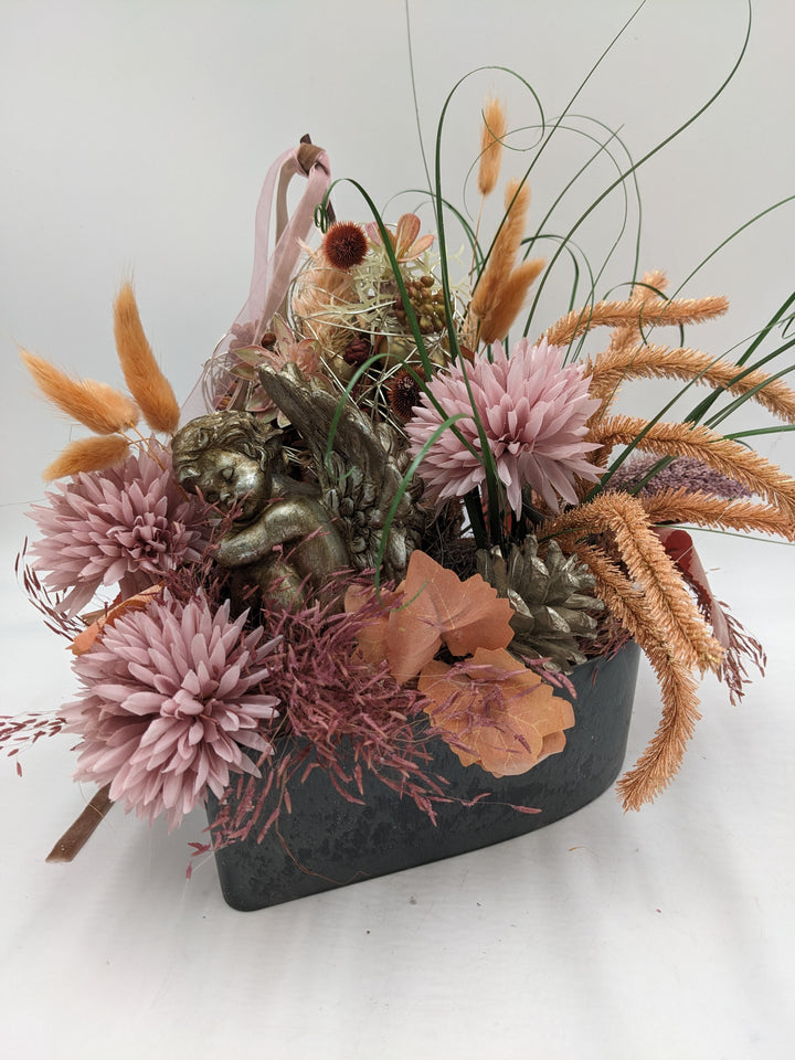 Trauergesteck Chrysantheme Engel Gräser rosa