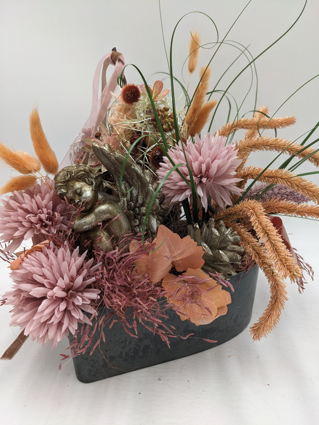 Trauergesteck Chrysantheme Engel Gräser rosa