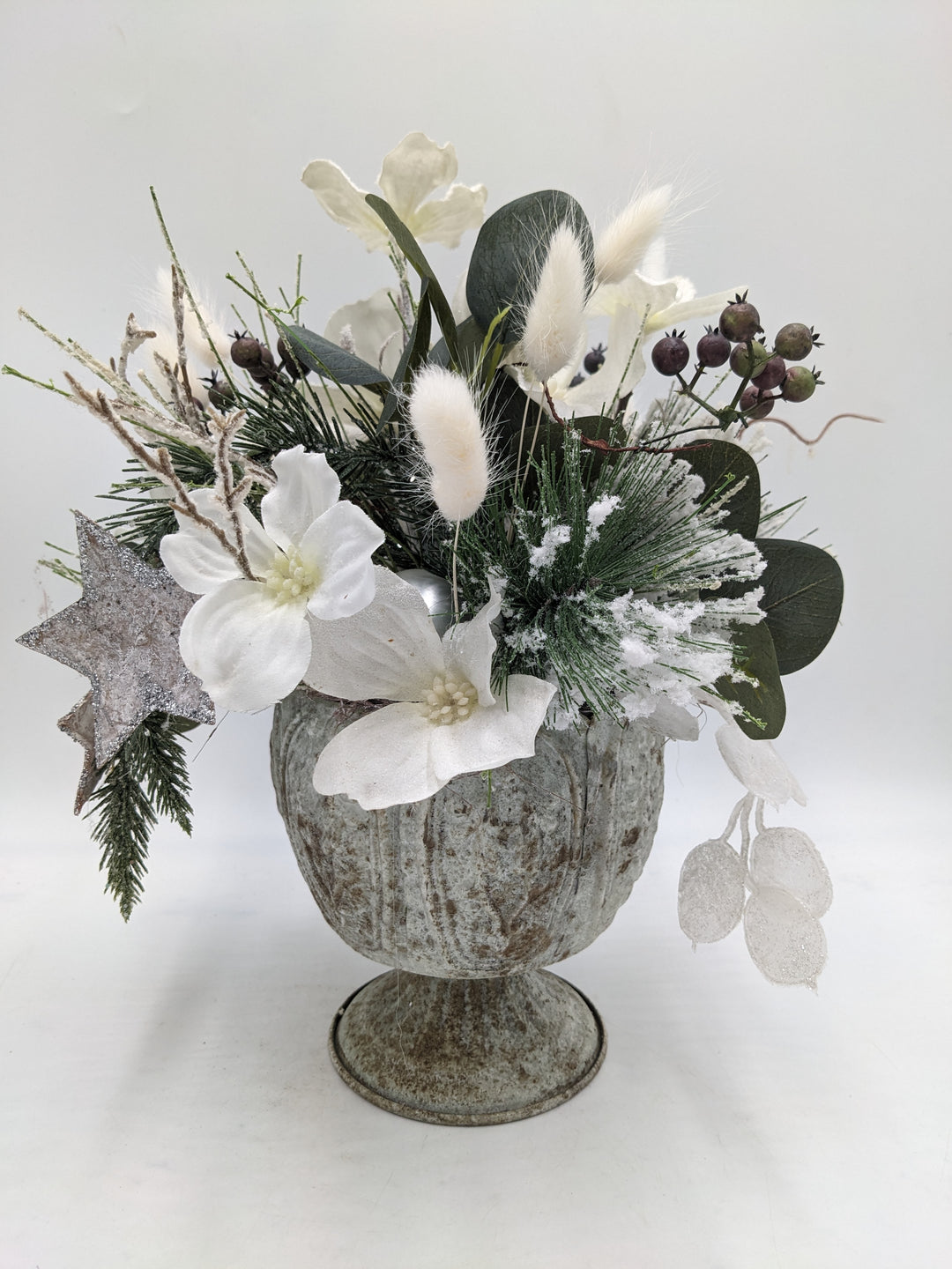 Weihnachtsgesteck Kugel Stern Amaryllis weiß