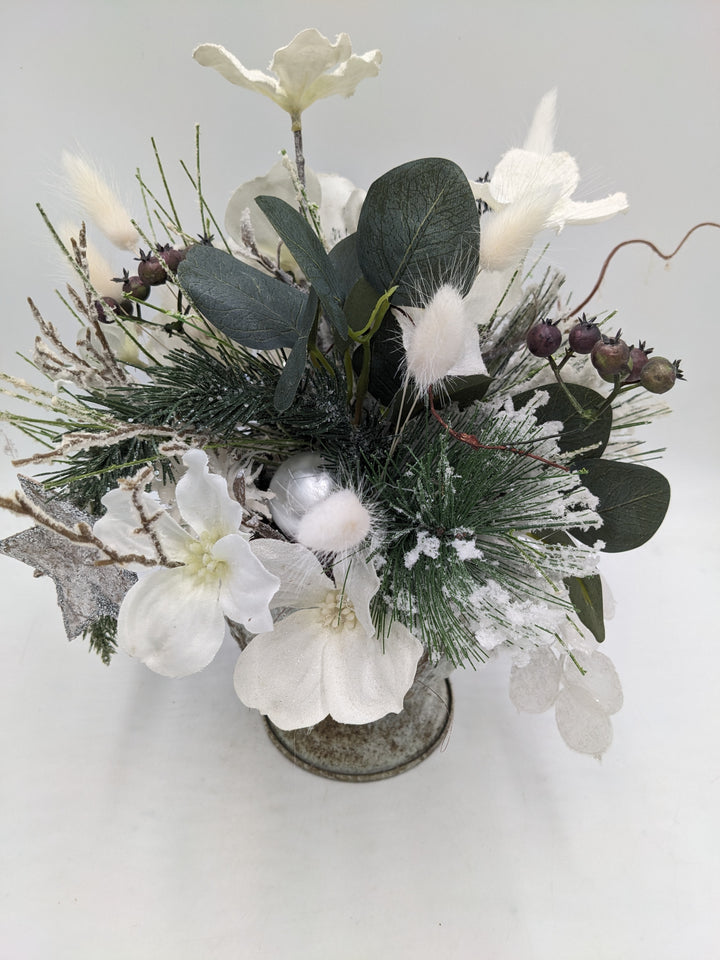 Weihnachtsgesteck Kugel Stern Amaryllis weiß